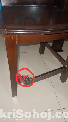 Dining table and 4 chair,  1 Chair problem